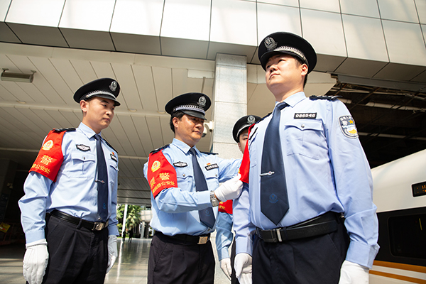 上海鐵警乘警支隊舉行紅袖標佩戴儀式 加強一線執勤標志管理